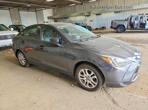3MYDLBYV3JY326548 2018 TOYOTA YARIS Gray Front right