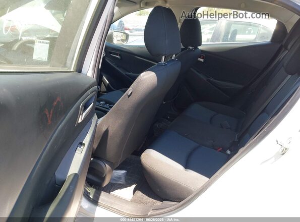 3MYDLBYV3KY523673 2019 TOYOTA YARIS White VIN կոդի պիտակի տեսք