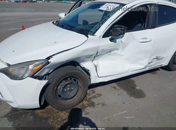 3MYDLBYV3KY524905 2019 TOYOTA YARIS White Front view