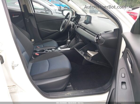 3MYDLBYV4KY502590 2019 TOYOTA YARIS White Front interior view