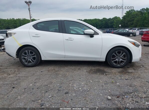3MYDLBYV4KY502590 2019 TOYOTA YARIS White 360 interior view