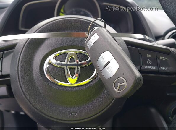 3MYDLBYV4KY502590 2019 TOYOTA YARIS White Dashboard view