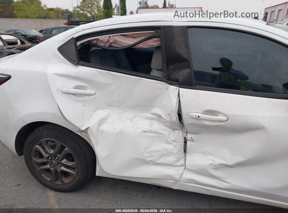 3MYDLBYV4KY509989 2019 TOYOTA YARIS White Widok z przodu