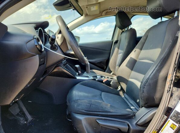 3MYDLBYV5HY180194 2017 TOYOTA YARIS Black წინა სალონის ხედი