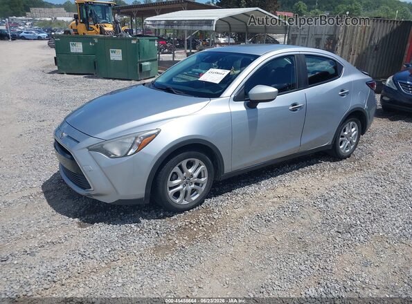 3MYDLBYV5JY332951 2018 TOYOTA YARIS IA Silver Առջևի ձախ երեք քառորդ տեսարան