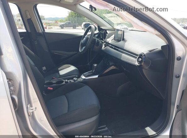 3MYDLBYV5JY332951 2018 TOYOTA YARIS IA Silver Սալոնի դիմացի տեսք