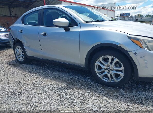 3MYDLBYV5JY332951 2018 TOYOTA YARIS IA Silver Դիմացի տեսք