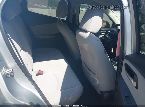 3MYDLBYV5KY504557 2019 TOYOTA YARIS Серебряный Вид наклейки с VIN-кодом