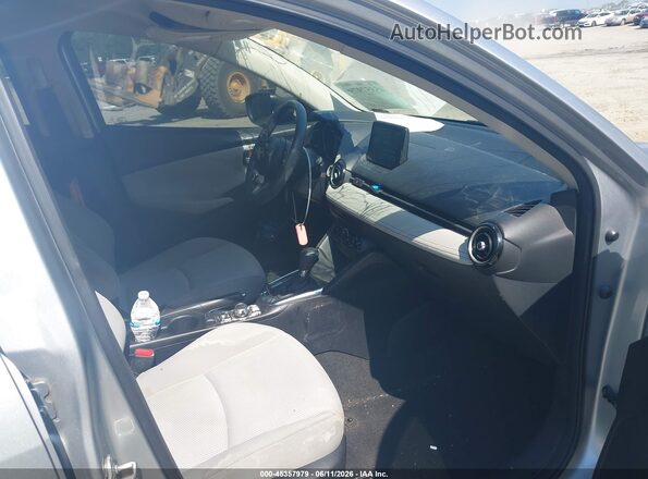 3MYDLBYV5KY504557 2019 TOYOTA YARIS Серебряный Вид салона спереди