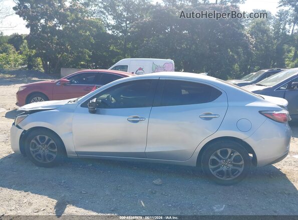 3MYDLBYV5KY504557 2019 TOYOTA YARIS Серебряный Панорамный вид салона 360°