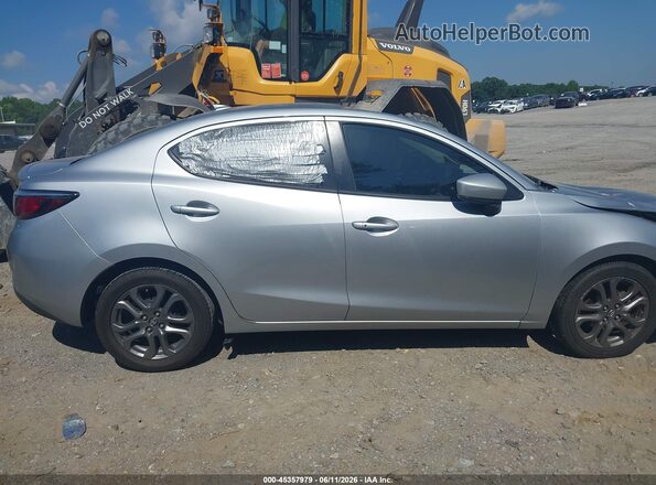 3MYDLBYV5KY504557 2019 TOYOTA YARIS Серебряный Вид задней части салона