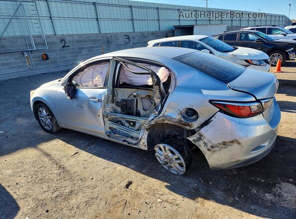 3MYDLBYV6JY321747 2018 TOYOTA YARIS Silver Trasero izquierdo