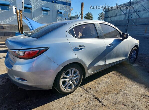 3MYDLBYV6JY321747 2018 TOYOTA YARIS Silver Trasero derecho