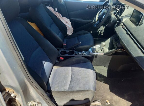 3MYDLBYV6JY321747 2018 TOYOTA YARIS Silver Vista interior delantera