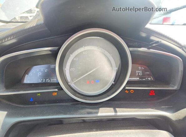 3MYDLBYV6JY321747 2018 TOYOTA YARIS Silver Vista del cuadro de instrumentos