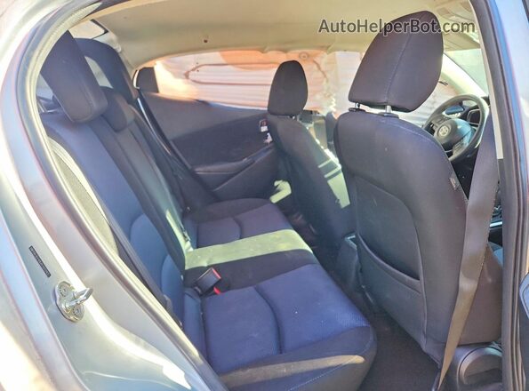 3MYDLBYV6JY321747 2018 TOYOTA YARIS Silver Vista de los asientos traseros