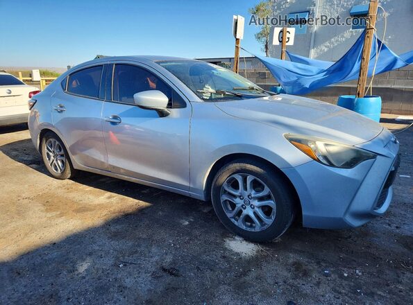 3MYDLBYV6JY321747 2018 TOYOTA YARIS Silver Delantero derecho