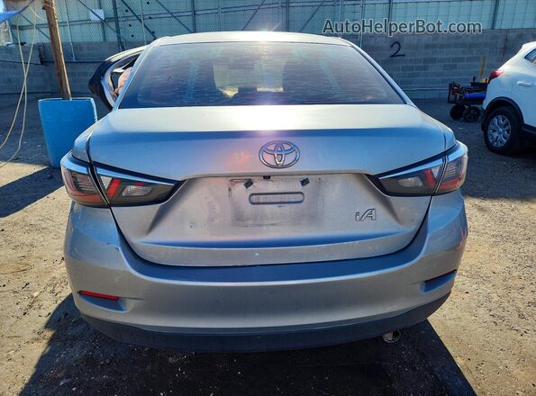 3MYDLBYV6JY321747 2018 TOYOTA YARIS Silver Vista trasera
