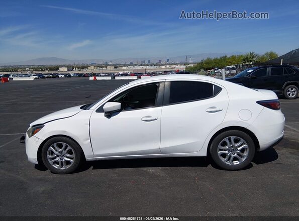 3MYDLBYV6JY324597 2018 TOYOTA YARIS IA White Панорамний вид салону 360°
