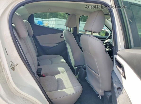 3MYDLBYV6KY522744 2019 TOYOTA YARIS White Հետևի նստատեղերի տեսք