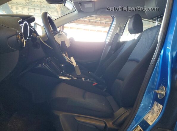3MYDLBYV7HY147715 2017 TOYOTA YARIS Синий Вид салона спереди