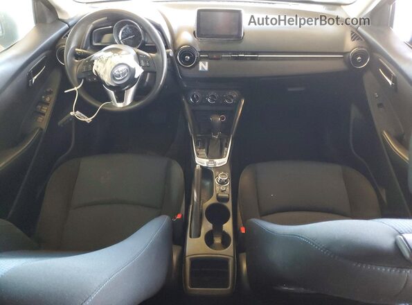 3MYDLBYV7HY147715 2017 TOYOTA YARIS Синий Вид панели приборов