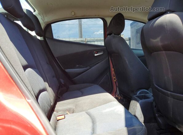 3MYDLBYV7HY178799 2017 TOYOTA YARIS Red Vista de los asientos traseros
