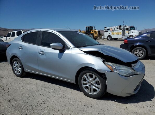 3MYDLBYV7HY181993 2017 TOYOTA YARIS Silver Front right