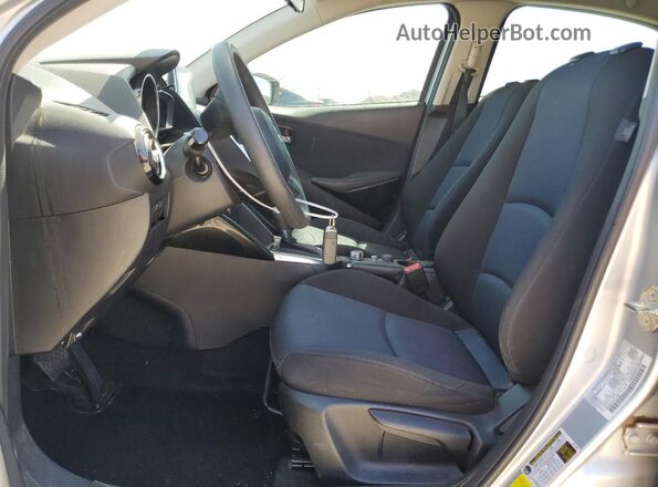 3MYDLBYV7HY181993 2017 TOYOTA YARIS Silver Front interior view