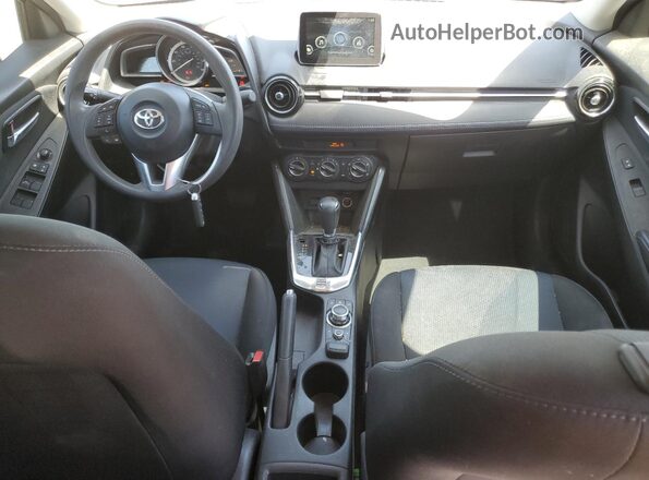 3MYDLBYV7HY181993 2017 TOYOTA YARIS Silver Dashboard view