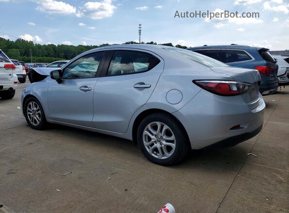 3MYDLBYV7JY304715 2018 TOYOTA YARIS Silver Հետևի ձախ