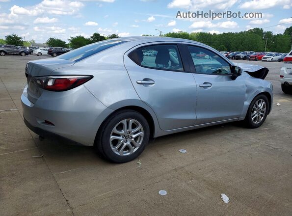 3MYDLBYV7JY304715 2018 TOYOTA YARIS Silver Հետևի աջ