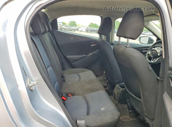 3MYDLBYV7JY304715 2018 TOYOTA YARIS Silver Հետևի նստատեղերի տեսք