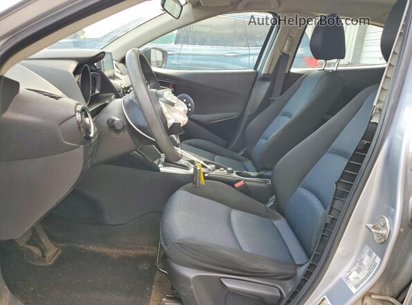 3MYDLBYV7JY304715 2018 TOYOTA YARIS Silver Սալոնի դիմացի տեսք