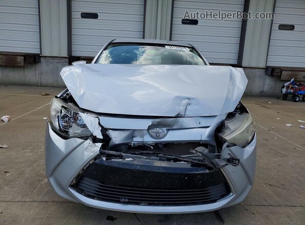 3MYDLBYV7JY304715 2018 TOYOTA YARIS Silver Դիմացի տեսք