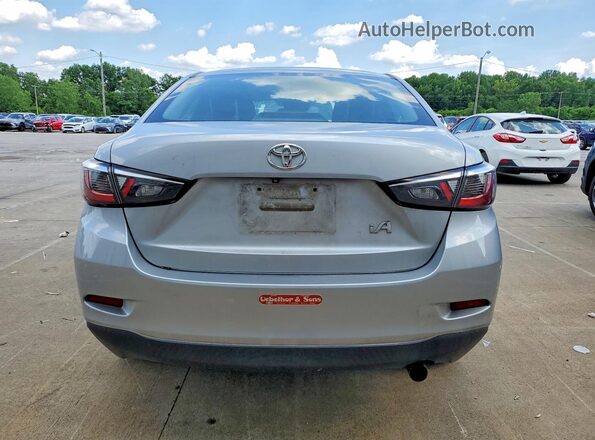 3MYDLBYV7JY304715 2018 TOYOTA YARIS Silver Հետևի տեսք