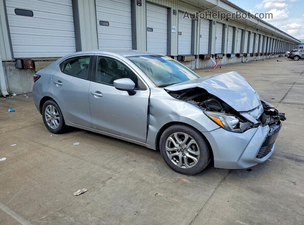 3MYDLBYV7JY304715 2018 TOYOTA YARIS Silver Առջևի աջ
