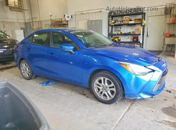 3MYDLBYV7JY329825 2018 TOYOTA YARIS Blue Przód prawy