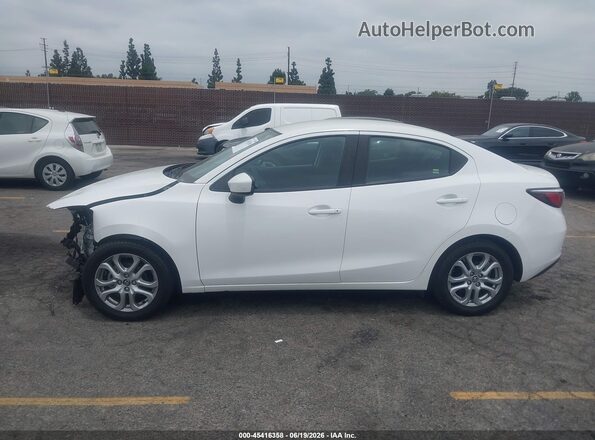 3MYDLBYV8HY173692 2017 TOYOTA YARIS IA White Սալոնի 360 աստիճան տեսք