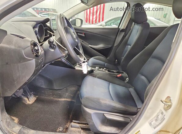 3MYDLBYV8HY180416 2017 TOYOTA YARIS White წინა სალონის ხედი