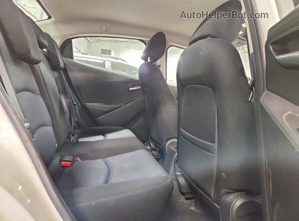 3MYDLBYV8HY180416 2017 TOYOTA YARIS White უკანა სავარძლების ხედი