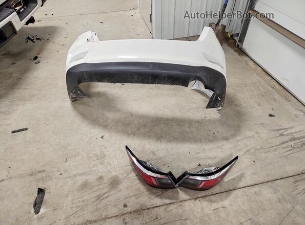 3MYDLBYV8HY180416 2017 TOYOTA YARIS White ძრავის განყოფილების ხედი