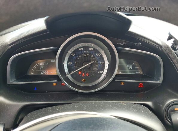 3MYDLBYV8JY318042 2018 TOYOTA YARIS Синий Вид щитка приборов