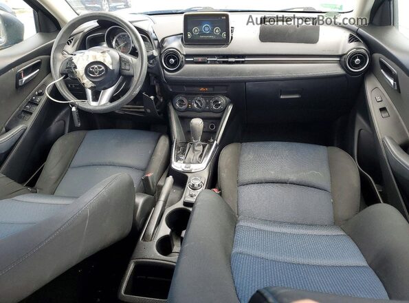 3MYDLBYV8JY318042 2018 TOYOTA YARIS Синий Вид панели приборов