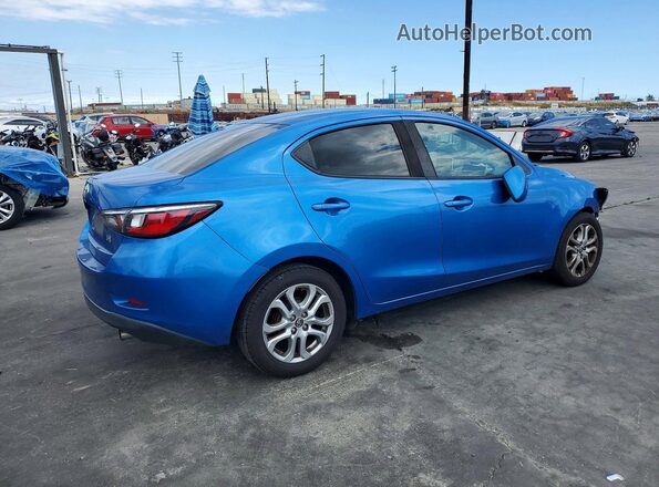 3MYDLBYV8JY318042 2018 TOYOTA YARIS Синий Задняя правая четверть
