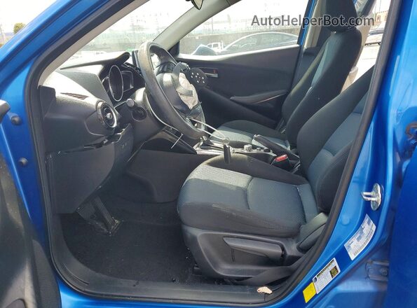 3MYDLBYV8JY318042 2018 TOYOTA YARIS Синий Вид салона спереди