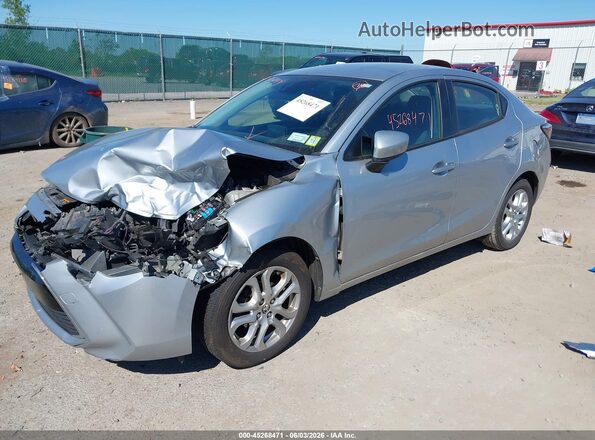 3MYDLBYV8JY321846 2018 TOYOTA YARIS IA Silver Առջևի ձախ երեք քառորդ տեսարան