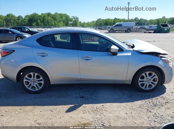 3MYDLBYV8JY321846 2018 TOYOTA YARIS IA Silver Սալոնի հետևի տեսք