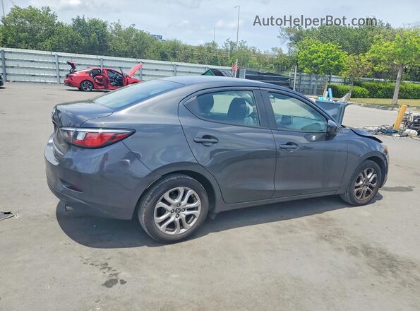 3MYDLBYV9HY172440 2017 TOYOTA YARIS Угольный Задняя правая четверть