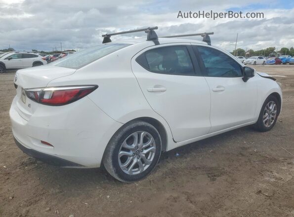 3MYDLBYV9HY192123 2017 TOYOTA YARIS White Tył prawy